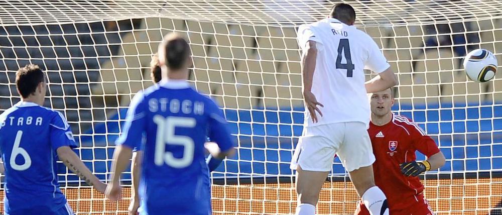 Ausgleich in letzter Minute: Winston Reid köpft zum 1:1 für Neuseeland ein.