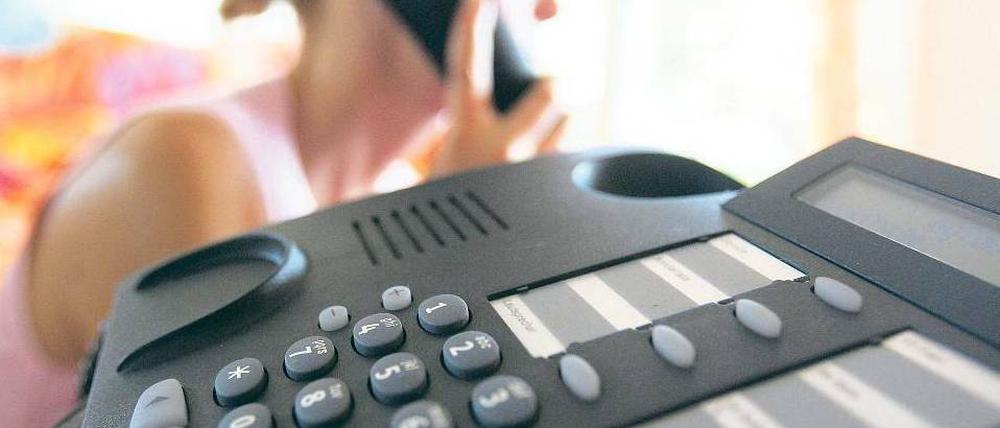 Gebührenfalle Telefon. Der Anruf bei einer 0900er-Nummer kann bis zu drei Euro pro Minute kosten.