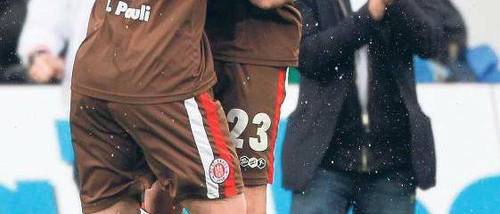 Sprung in die Bundesliga. Vor den Augen von Präsident Littmann feiern Deniz Naki und Fabio Morena (l.) den Aufstieg. Foto: ddp