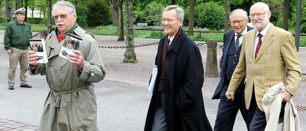 Die Rechts- und Wirtschaftswissenschaftler Wilhelm Hankel, Karl Albrecht Schachtschneider, Wilhelm Nölling und Joachim Starbatty auf dem Weg zum Karlsruher Bundesverfassungsgericht. Unmittelbar nach Verabschiedung der Griechenland-Hilfe im Bundestag haben die Wissenschaftler Verfassungsbeschwerde eingelegt.