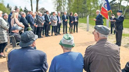 Eingeweiht. An die Opfer eines Massakers im früheren KZ-Außenlager in Jamlitz im Kreis Dahme-Spreewald erinnert seit Montag ein neuer Gedenkplatz. Im Beisein von 50 Gästen, darunter auch ehemalige KZ-Häftlinge, wurde dieser eröffnet.