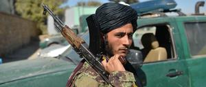Ein Taliban-Kämpfer steht Wache an einer Polizeistation (Archivbild).