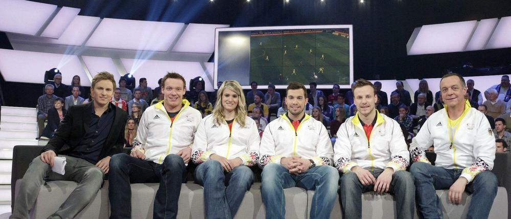 Eingeflogen aus Sotschi: ZDF-Moderator Jochen Breyer (v.l.) begrüßt die deutschen Rodler Felix Loch, Natalie Geisenberger, Tobias Wendl, Tobias Arlt und Trainer Norbert Loch im "Sport-Studio".