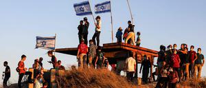 Israelische Siedler auf einem Hügel nahe der palästinensischen Stadt Halhul in der besetzten Westbank.