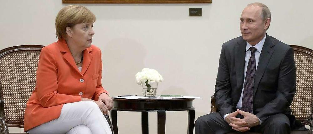 Angela Merkel und Wladimir Putin bei einem Treffen in Brasilien im Sommer 2014.