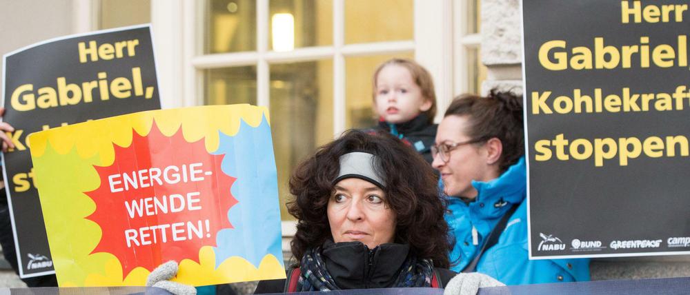 Gegner der Kohle wollen Minister Gabriel zum Ausstieg zwingen. Doch aktuell weiß niemand, wie angesichts der verschleppten Energiewende der Strom ohne Kohle bezahlbar bleiben soll.