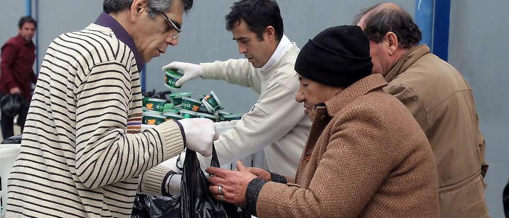 Bedürftig. Immer mehr Griechen sind auf Zuwendungen angewiesen - wie hier in einer Turnhalle in Athen, wo Arme und Obdachlose am 1. Weihnachtsfeiertag von örtlichen Behörden mit Nahrungsmitteln versorgt wurden.
