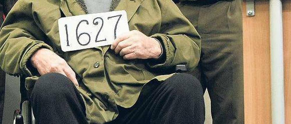 Unter Protest. Demjanjuk zeigt die Nummer einer KGB-Akte, die ihn entlaste.
