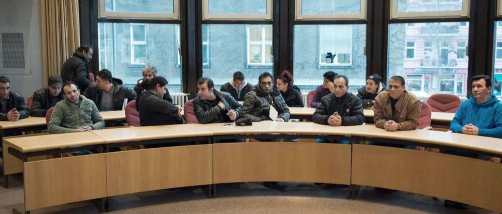 Die ehemaligen Bewohner der Eisfabrik beim Treffen mit dem Bezirksbürgermeister.