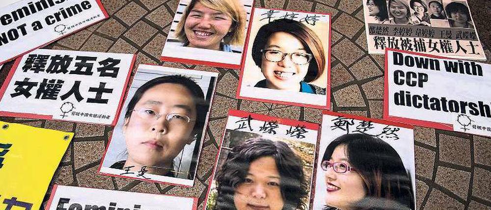 Protest in Hongkong. In der chinesischen Sonderverwaltungszone demonstrierten zahlreiche Menschen mit diesen Plakaten für die Freilassung der fünf Frauen.