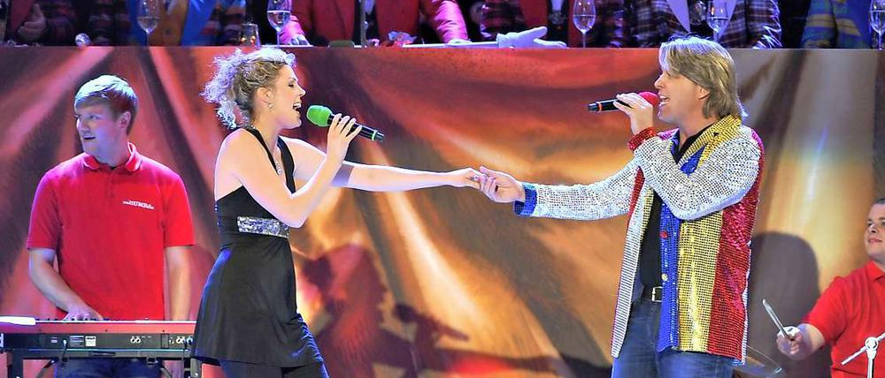 Er hat gut lachen! Thomas Neger und Julia Mathes bei der ZDF-Fernseh-Fastnachtssitzung „Mainz bleibt Mainz, wie es singt und lacht“ auf der Bühne des Kurfürstlichen Schlosses in Mainz.