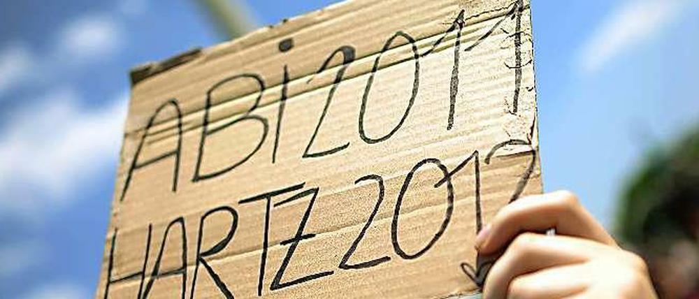 Aus der Schule in die Arbeitslosigkeit - das Problem ist nicht neu: Immer wieder formiert sich Protest auch in den Reihen der Jugendlichen.