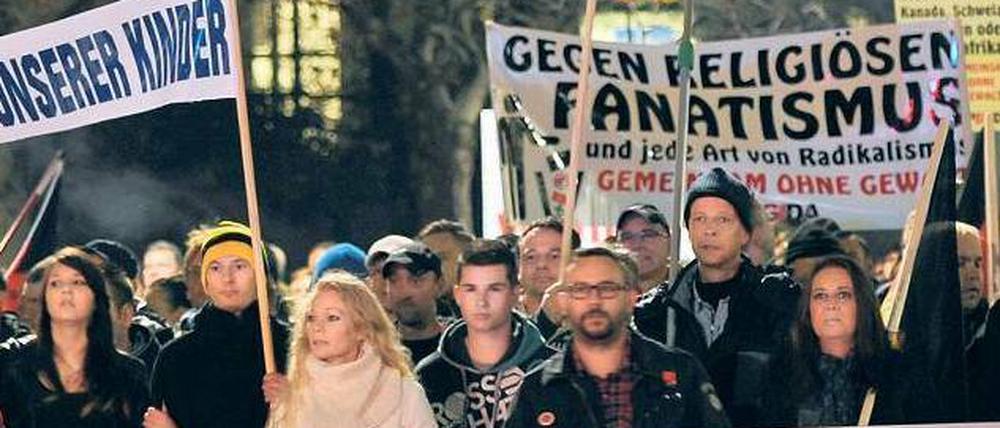 Immer montags. In Dresden haben die Demonstrationen von „Pegida“ – hier am 17. November – von Mal zu Mal mehr Zulauf. Foto: Matthias Hiekel/dpa