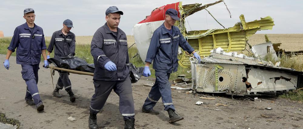 Nach dem Abschuss des Passagierfluges MH17 in der Ost-Ukraine am 17. Juli 2014 werden die Leichen geborgen. 