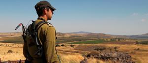 Ein israelischer Soldat patrouilliert in der Nähe der Grenze zu Syrien (Symbolbild).