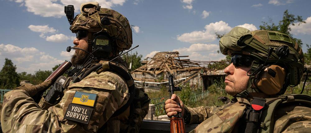Ukrainische Soldaten der Aufklärungsgruppe "Fireflies" fahren auf einem Pickup an der Frontlinie in der Region Mykolajiw.