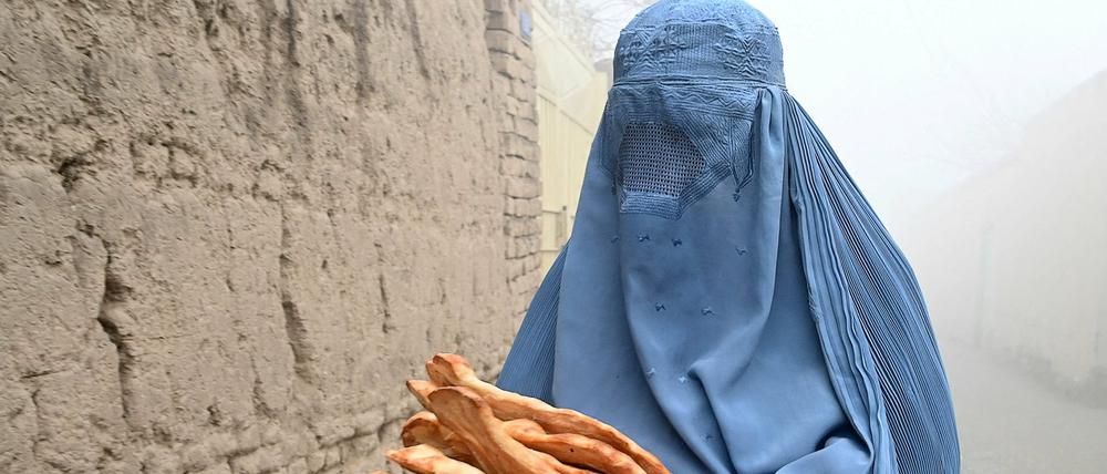 Eine Frau in Kabul mit Brot aus einer Hilfslieferung. (Archivbild vom 18 Januar 2022)