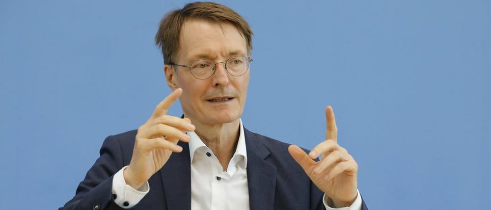 Karl Lauterbach (SPD) hofft, dass es keinen gravierenden Virus-Variantenwechsel gibt.