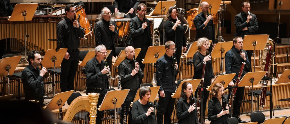Bei Elena Mendozas „Stillleben“ spielte das Deutsche Symphonie-Orchester auch auf Flaschen.