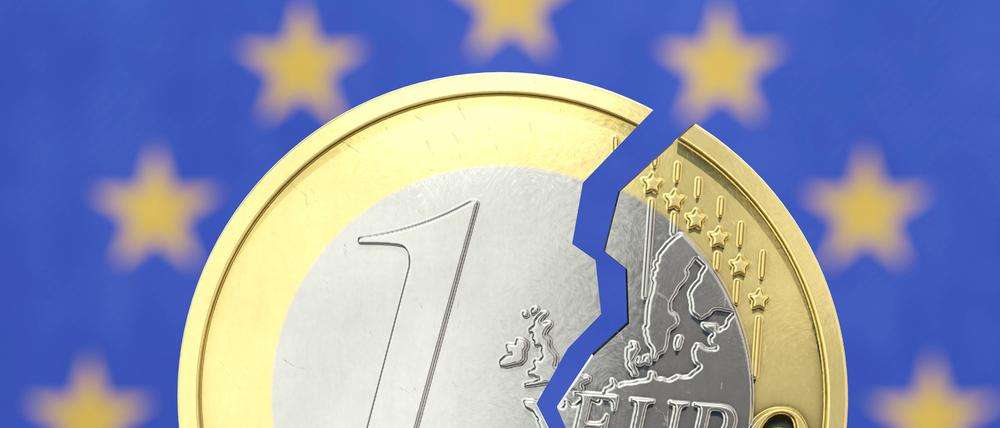 Gespaltene Euromünze vor EU-Flagge Symbolbild zum Thema Inflation in der EU / Eurokrise *** Split euro coin in front of EU flag symbol image about inflation in EU euro crisis 
