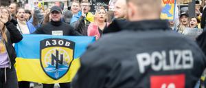 Ein pro-ukrainischer Demonstrant auf einer Gegendemonstration gegen einen Aufmarsch prorussischer Aktivisten auf dem Frankfurter Opernplatz. 