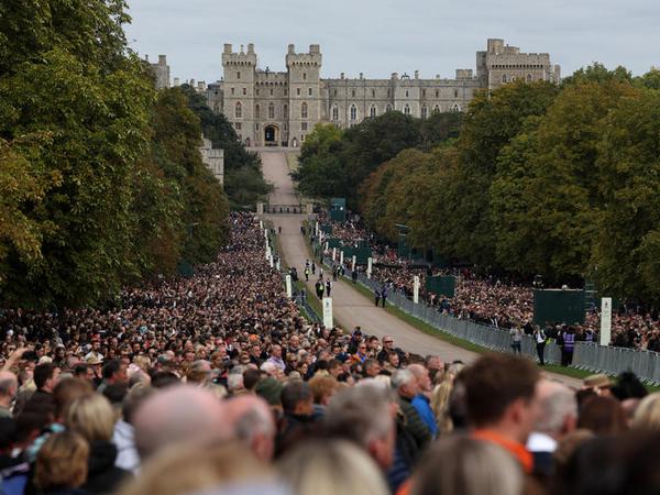 Zuschauer harren an der Auffahrt zum Schloss Windsor aus.