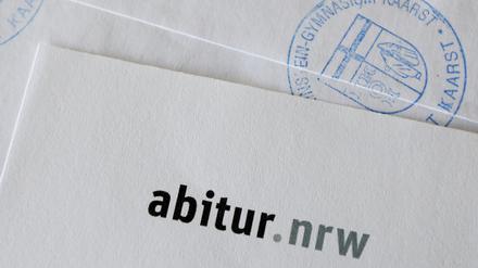 Umschlag mit den Prüfungsaufgaben fürs NRW-Abi (Archiv).