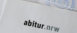 Umschlag mit den Prüfungsaufgaben fürs NRW-Abi (Archiv).