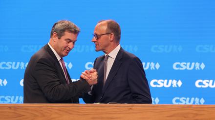 Markus Söder, CSU-Vorsitzender und bayerischer Ministerpräsident (l), und Friedrich Merz, Vorsitzender der CDU, sind sich dieses Mal einig.