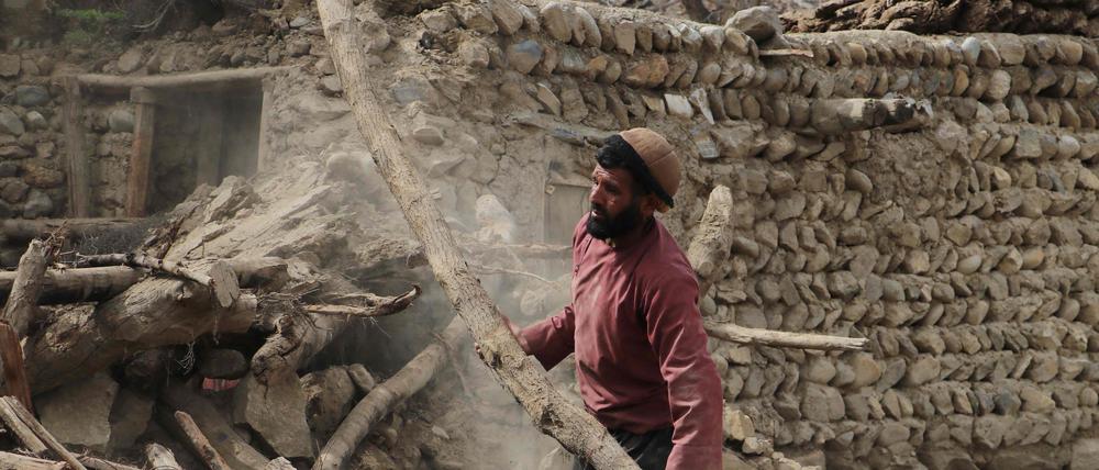Ein Bewohner in den Trümmern eines Erdbebens im März. 