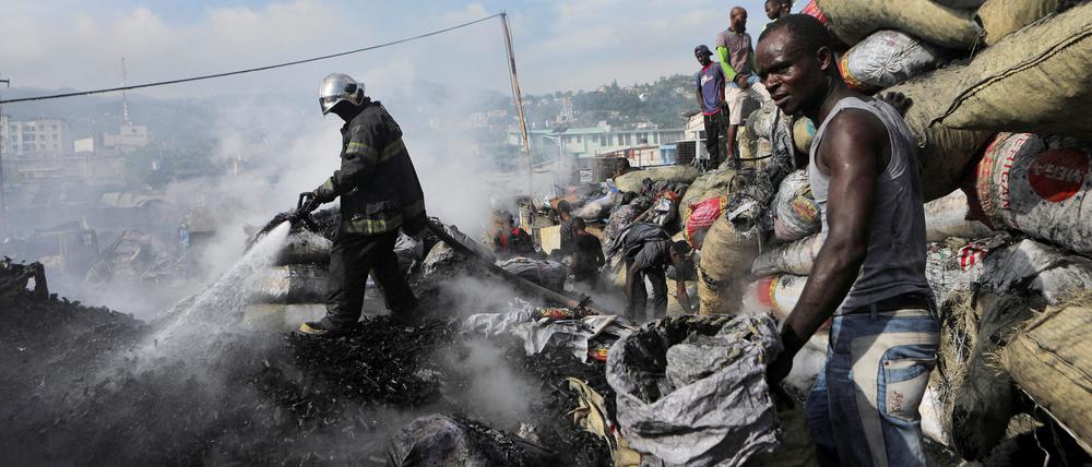 Ein Feuer zerstörte eine Straße in der Hauptstadt Port-au-Prince.    