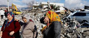 Women react as they stand near rubble and damages following an earthquake in Gaziantep, Turkey, February 7, 2023. REUTERS/Suhaib Salem