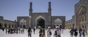 Gläubige verlassen die Jama-Moschee in Herat nach dem Freitagsgebet. 