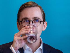 Der Bundestagsabgeordnete Philipp Amthor (CDU) trinkt nach einem Schwächeanfall bei einer Pressekonferenz ein Glas Wasser. 