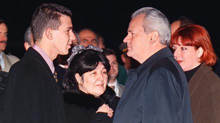 Der ehemalige serbische Präsident Slobodan Milošević mit seinem Sohn Marko (L), seiner Frau Mirjana (2-L) und seiner Tochter Marija (R) auf dem Belgrader Flughafen.