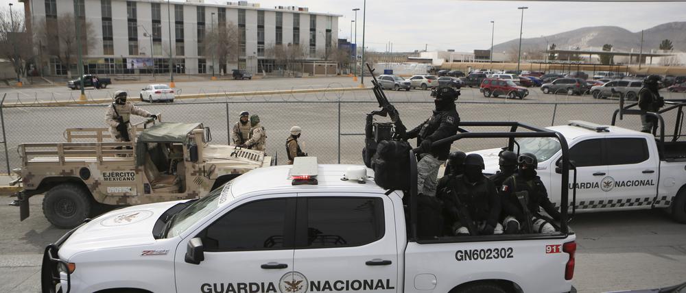 Mexikanische Nationalgarde hält Wache vor einem Staatsgefängnis. 
