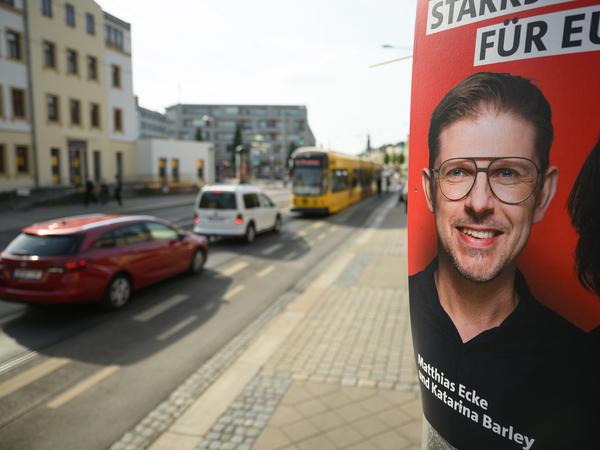 Ein Wahlplakat des sächsischen SPD-Spitzenkandidaten zur Europawahl, Matthias Ecke hängt an der Schandauer Straße im Stadtteil Striesen an einem Laternenmast. 
