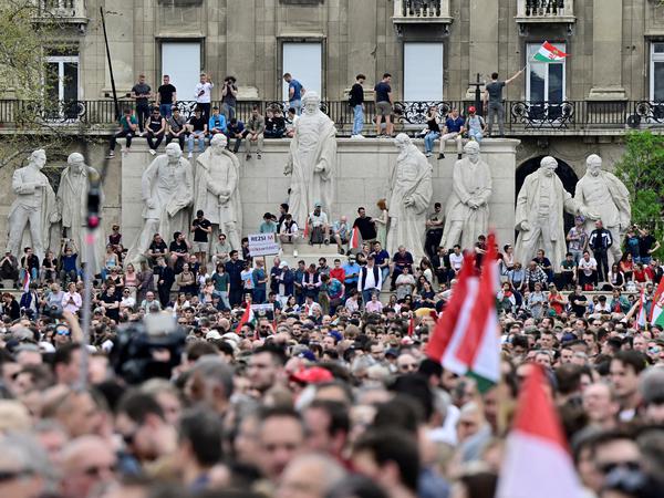 Menschen nehmen an einer Anti-Regierungs-Demonstration gegen Orban teil, die von Peter Magyar in Budapest angeführt wird.