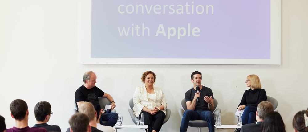 Sebastian Möller und Dorothea Kolossa von der TU (außen) befragen Apples Nachhaltigkeitschefin Lisa Jackson und Hardware-Boss John Ternus (Mitte, v.l.n.r.)