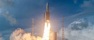 Eine Ariane 5 Rakete mit dem Wettersatelliten MTG-I1 und den Telekommunikationssatelliten Galaxy 35 und Galaxy 36 an Bord hebt erfolgreich vom europäischen Weltraumbahnhof Kourou in Französisch-Guayana ab.