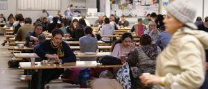 Flüchtlinge aus der Ukraine essen im Dezember 2022 in einem Gebäude des ehemaligen Flughafens Berlin-Tegel.