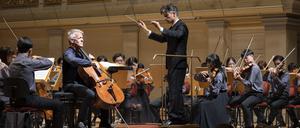 Joseph Bastian ist seit 2002 Chefdirigent des Asian Youth Orchestra. Als Solist war der Cellist Alban Gerhardt in Berlin dabei.