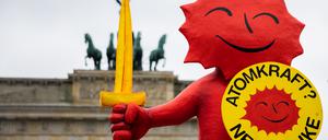 Die rote Sonne, Teil des Anti-Atomkraft-Logos, steht bei einer Aktion der Umweltorganisation Greenpeace vor dem Brandenburger Tor, um die Abschaltung der letzten drei deutschen Kernkraftwerke zu feiern.