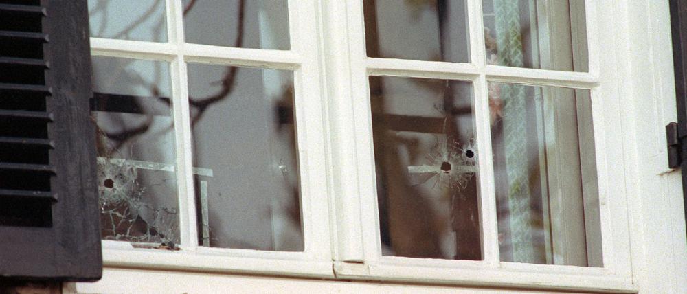 Blick auf die Einschusslöcher in dem Fenster, durch das Detlev Carsten Rohwedder erschossen wurde, aufgenommen am 02.04.1991 in Düsseldorf (Nordrhein-Westfalen). 