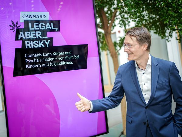 Wohl bald legal, aber trotzdem riskant: Karl Lauterbach (SPD), Bundesminister für Gesundheit, steht im Sommer 2023 neben einem Plakat, das zu einer Aufklärungs-Kampagne zu Cannabis-Gefahren gehört.