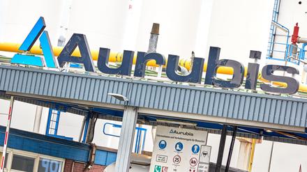 Blick auf den Schriftzug «Aurubis» über dem Eingangstor zum Aurubis Werk Ost. Vertreter des Aufsichtsrats des Hamburger Kupferproduzenten Aurubis verhandeln mit drei von vier Vorstandsmitgliedern über eine Beendigung ihrer Vorstandstätigkeit. 