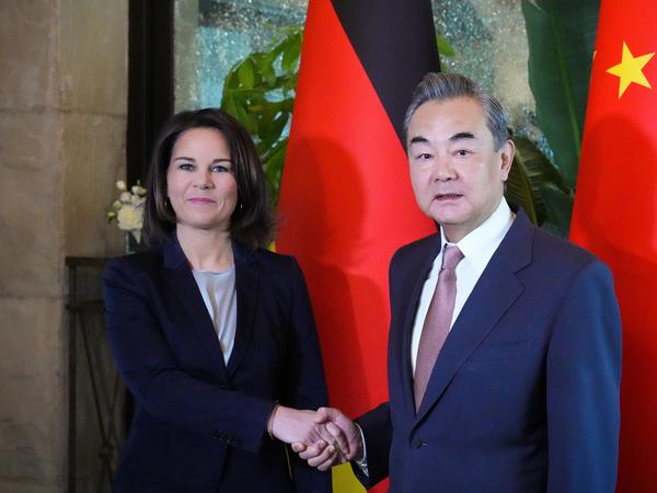 China, Peking: Außenministerin Annalena Baerbock und Wang Yi, Mitglied des Politbüros