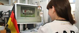 Eine Frau schaut am Arbeitsplatz ein WM-Spiel. (Archivbild)