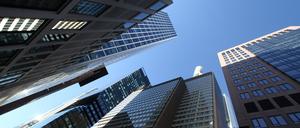Bankentürme in Frankfurt: Geldhäuser müssen sich um Personal der Zukunft kümmern, glauben Berater. 