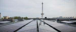 Solarpanels sind auf dem Dach der Messe Berlin vor dem Funkturm zu sehen